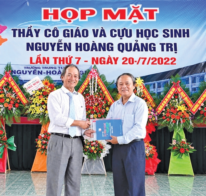 Nhà giáo Nguyễn Bá Trình tặng công trình Toán học cho thư viện Trường THPT thị xã Quảng Trị (cũ), tỉnh Quảng Trị.
