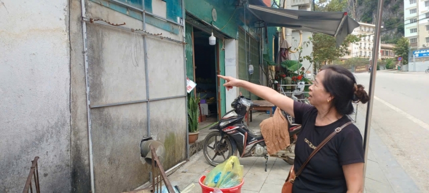 Bà Mùng Thị Hoan chỉ phần đất của gia đình trước đây cho nhà hàng xóm mượn làm lối đi tạm ra Quốc lộ 4C, nhưng đến năm 2024 lại nằm trong phần diện tích thửa đất số 51 và cấp GCNQSDĐ cho bà Hoàng Thị Thơ.
