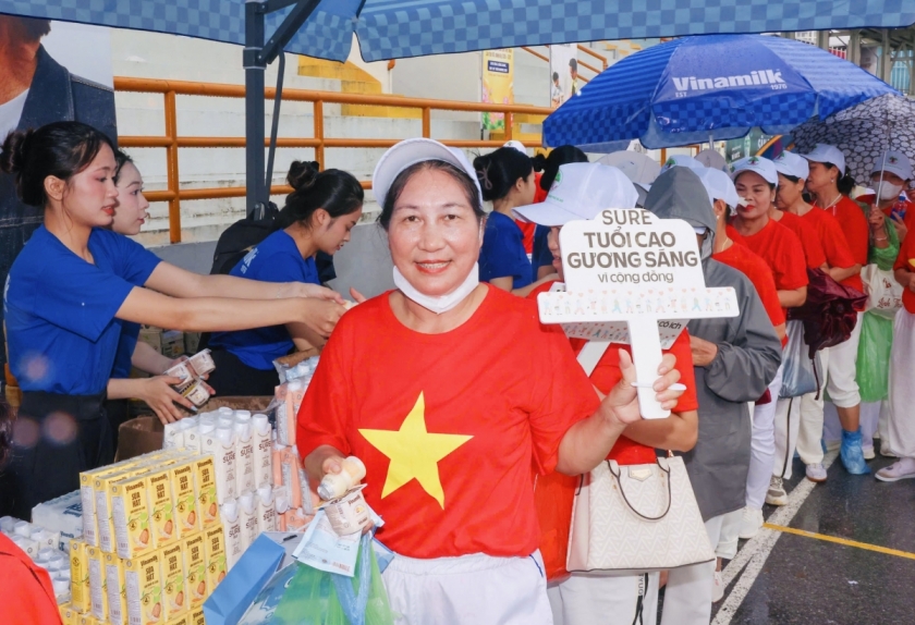 Người cao tuổi trải nghiệm các sản phẩm dinh dưỡng Vinamilk Sure tại sự kiện. Ảnh: Vi Nam Người cao tuổi trải nghiệm các sản phẩm dinh dưỡng Vinamilk Sure tại sự kiện. Ảnh: Vi Nam