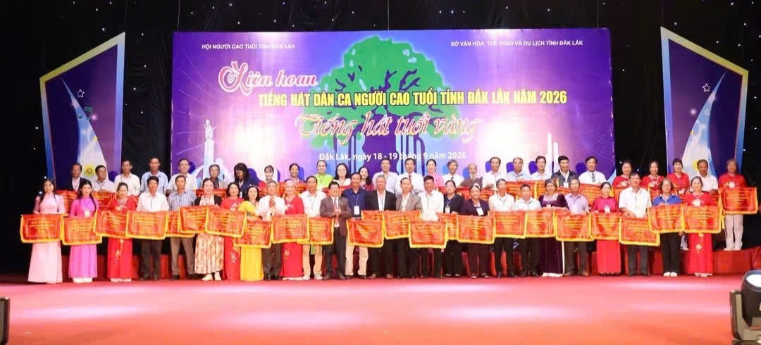 Ban tổ chức Liên hoan tặng cờ lưu niệm cho các đoàn tham dự Liên hoan tiếng hát dân ca NCT tỉnh Đắk Lắk năm 2026.