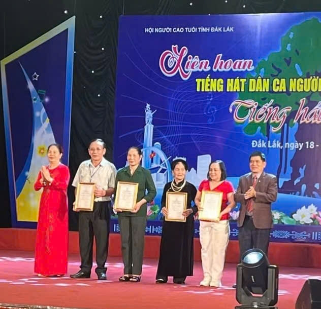  bà Triệu Thị Ngoan, Trưởng bạn tổ chức và ông Lê Năng Hảo, Phó ban tổ chức Liên hoan trao tặng giấy chứng nhận của BTC cho các đơn vị đạt giải tại Liên hoan.