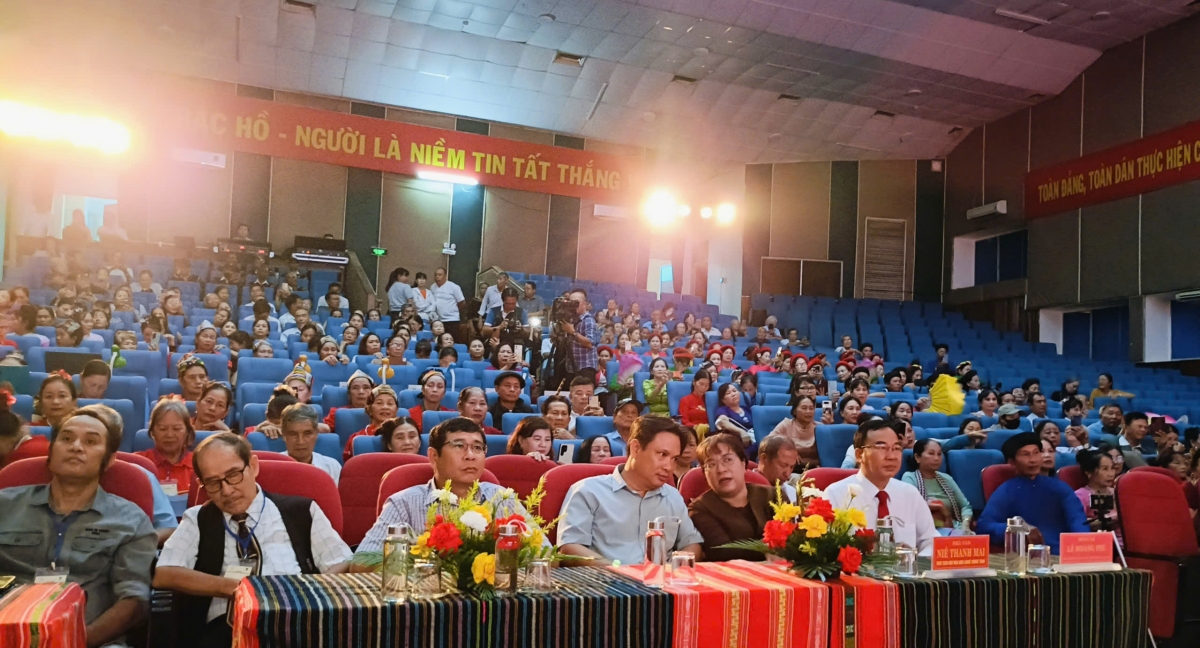 Quang cảnh và các đại biểu đến dự lễ khai mạc và bế mạc Liên hoan