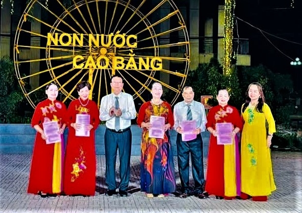 Trao quyết định thành lập CLB và tặng hoa chúc mừng Ban Chủ nhiệm
