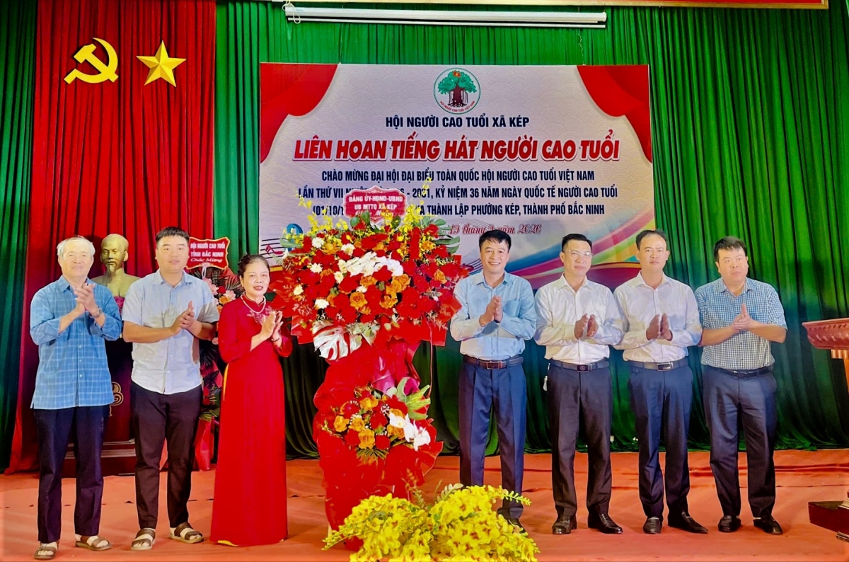 Lãnh đạo Đảng uỷ, UBND, Ủy ban MTTQ phường Kép tặng hoa chúc mừng Liên hoan