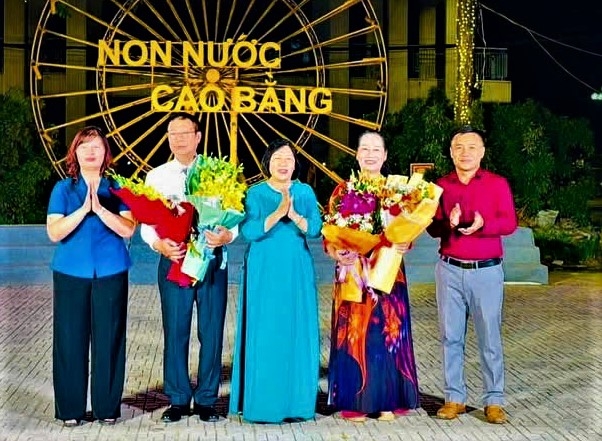 Lãnh đạo Hội NCT tỉnh và phường tặng hoa chúc mừng