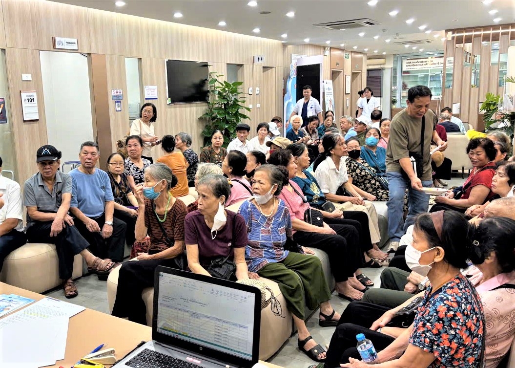 Đông đảo NCT phường Hồng Hà được khám mắt tại Bệnh viện Mắt Quốc tế DND Đông đảo NCT phường Hồng Hà được khám mắt tại Bệnh viện Mắt Quốc tế DND