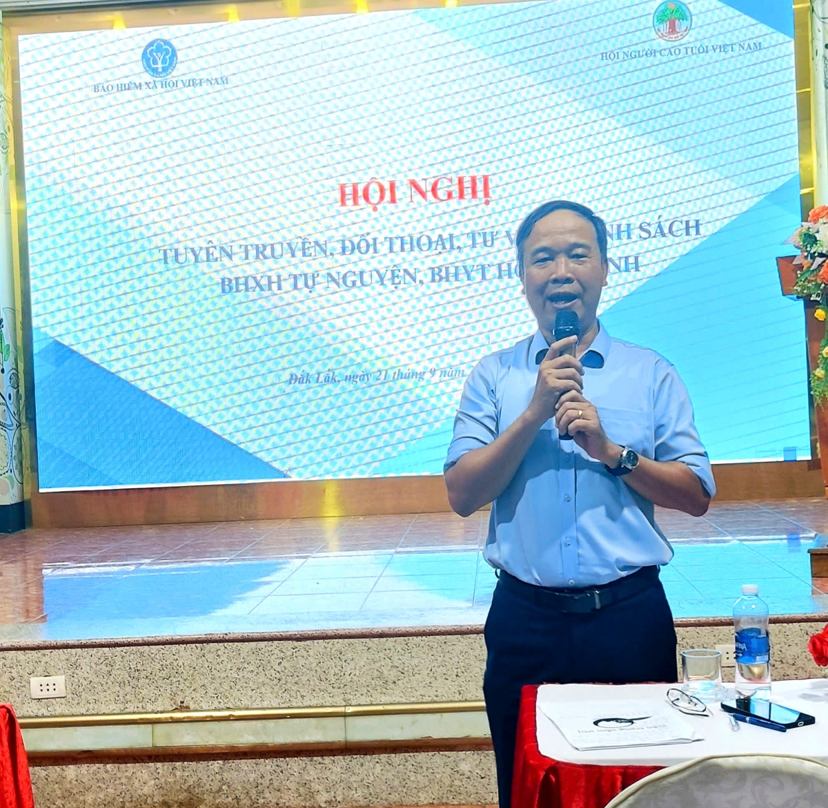 Ông Tạ Đức Hậu, Phó giám đốc BHXH tỉnh Đắk Lắk trả lời và trao đổi về những thắc mắc của các đại biểu về quyền lợi khi tham gia BHXH tự nguyện, BHYT hộ gia đình tại hội nghị.