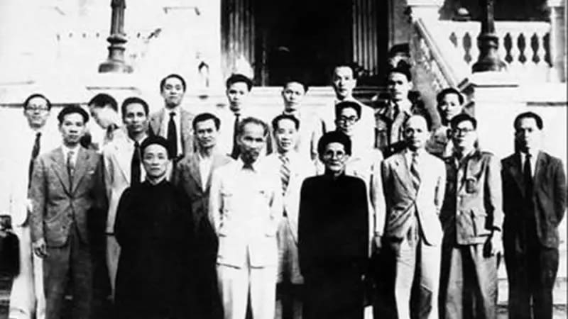 Chính phủ nước Việt Nam Dân chủ cộng hòa được thành lập do Chủ tịch Hồ Chí Minh làm Chủ tịch ra mắt quốc dân (3-11-1946), Bộ trưởng Huỳnh Thúc Kháng (người bên phải, hàng đầu tiên). (Ảnh t