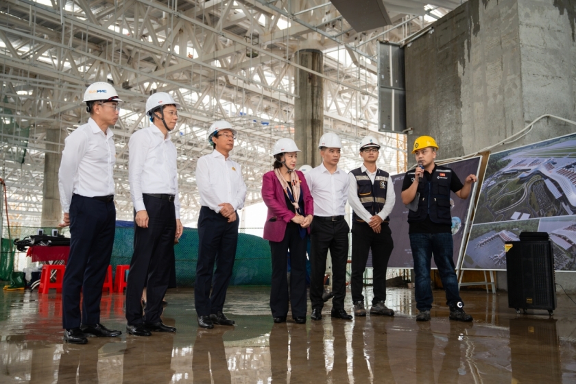 Đoàn thăm quan và nghe giới thiệu về tiến độ dự án Cảng hàng không Quốc tế Phú Quốc chiều 22/9. Ảnh: TDC