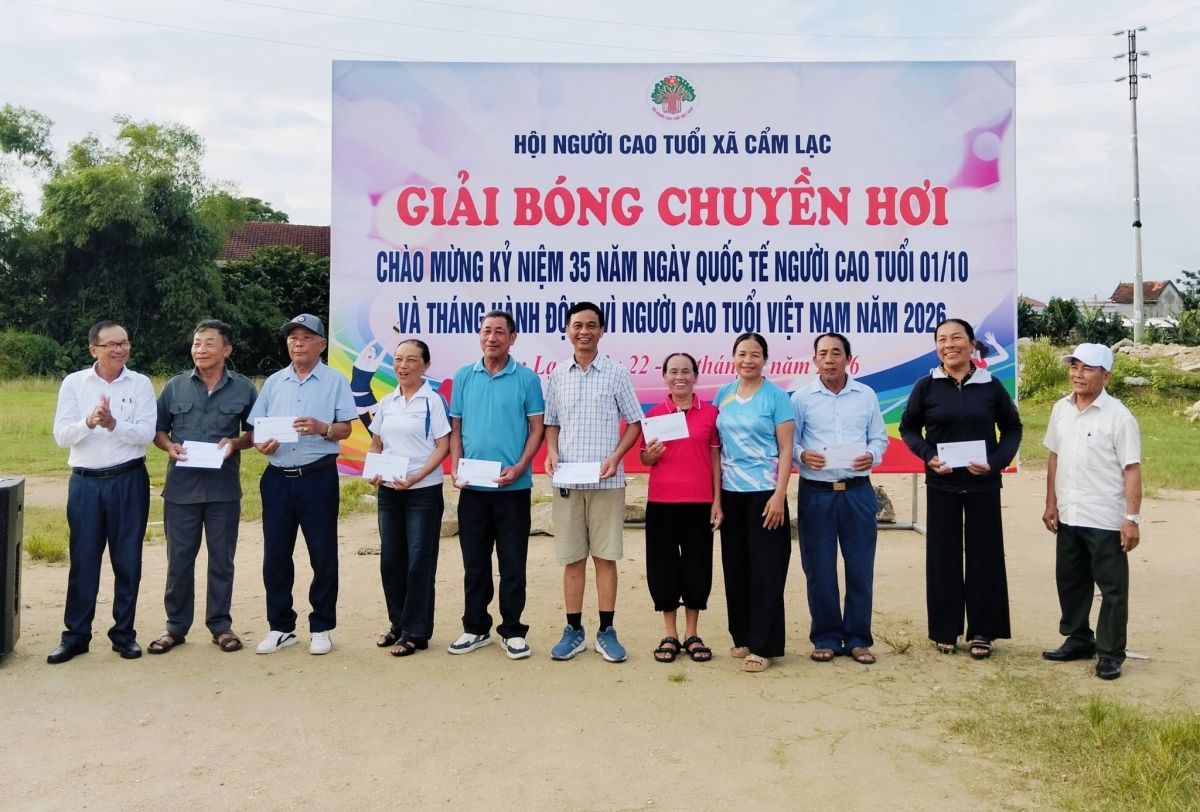 Sôi nổi giải bóng chuyền hơi người cao tuổi xã Cẩm Lạc