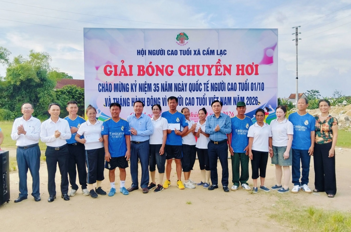 Sôi nổi giải bóng chuyền hơi người cao tuổi xã Cẩm Lạc