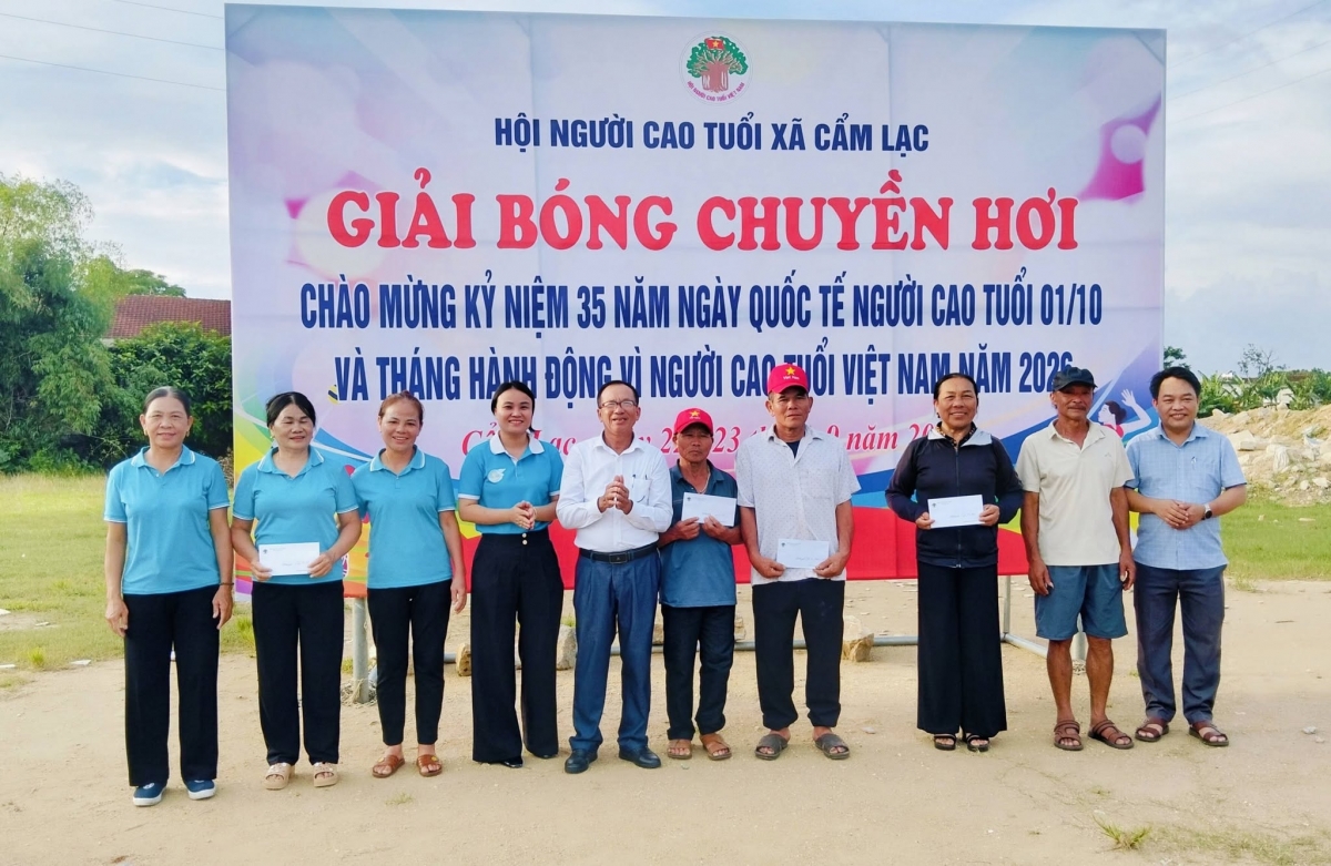 Sôi nổi giải bóng chuyền hơi người cao tuổi xã Cẩm Lạc