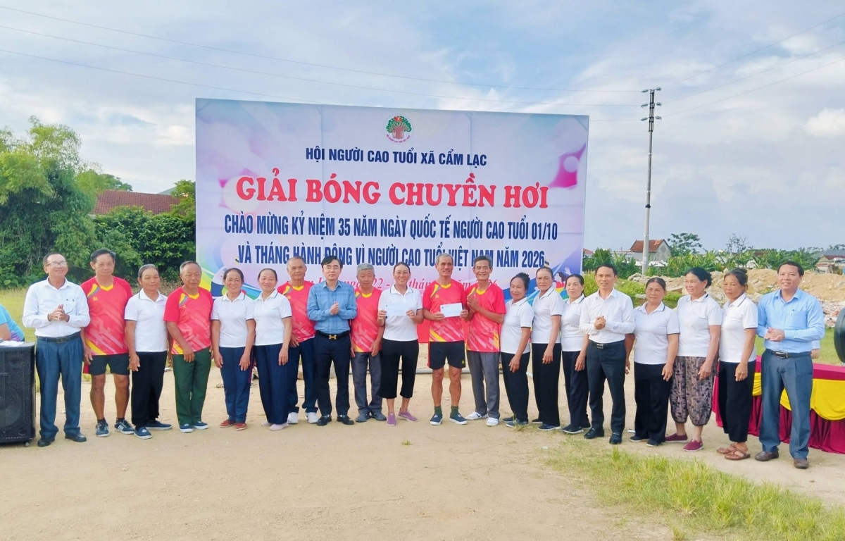 Sôi nổi giải bóng chuyền hơi người cao tuổi xã Cẩm Lạc