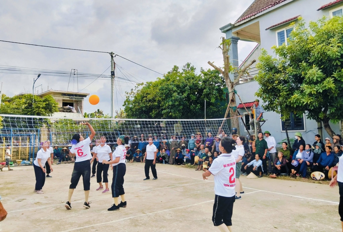 Sôi nổi giải bóng chuyền hơi người cao tuổi xã Cẩm Lạc