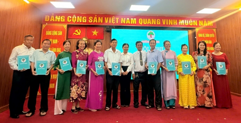 Lãnh đạo phường Tân Hưng trao quyết định 35 Chi hội trưởng đảm nhiệm công tác Hội NCT tại địa bàn khu phố