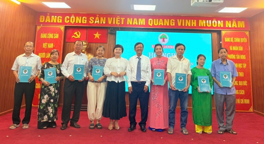 Lãnh đạo phường Tân Hưng trao quyết định 35 Chi hội trưởng đảm nhiệm công tác Hội NCT tại địa bàn khu phố