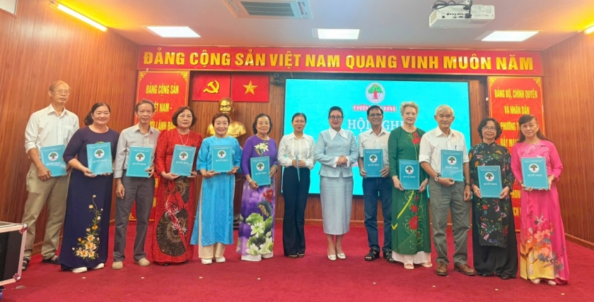Lãnh đạo phường Tân Hưng trao quyết định 35 Chi hội trưởng đảm nhiệm công tác Hội NCT tại địa bàn khu phố