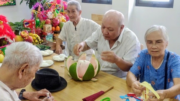 Các cụ ông cụ bà tham gia hoạt động làm đồ thủ công và chuẩn bị mâm cỗ Trung thu Các cụ ông cụ bà tham gia hoạt động làm đồ thủ công và chuẩn bị mâm cỗ Trung thu