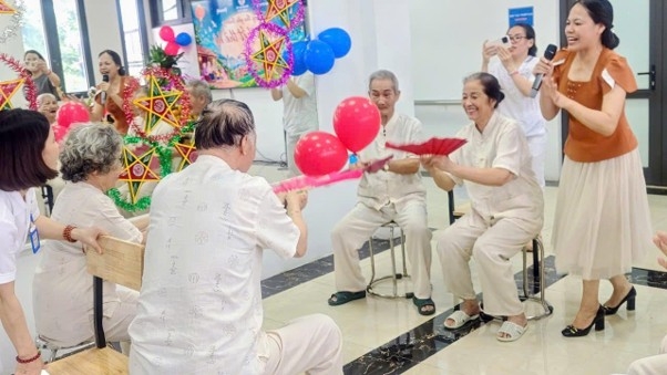 Người cao tuổi hào hứng tham gia các trò chơi vận động Người cao tuổi hào hứng tham gia các trò chơi vận động