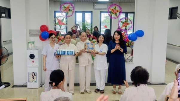 Bà Trần Thị Thu Hường, Chủ tịch Hội Người cao tuổi phường Tây Hồ tặng quà đến đại diện người cao tuổi đang tham gia sinh hoạt ở cơ sở. Bà Trần Thị Thu Hường, Chủ tịch Hội Người cao tuổi phường Tây Hồ tặng quà đến đại diện người cao tuổi đang tham gia sinh hoạt ở cơ sở.