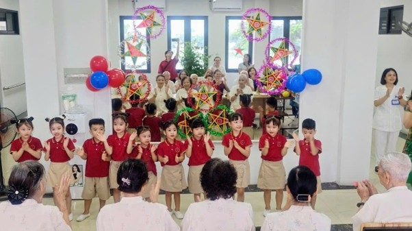 Các cháu thiếu nhi biểu diễn các tiết mục văn nghệ tặng người cao tuổi Các cháu thiếu nhi biểu diễn các tiết mục văn nghệ tặng người cao tuổi