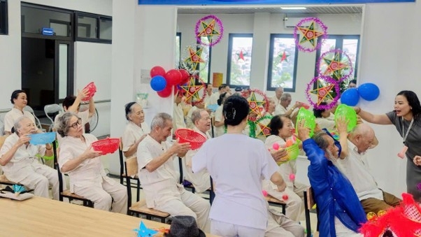 Ấm áp Trung thu tại Cơ sở chăm sóc người cao tuổi ban ngày phường Tây Hồ Ấm áp Trung thu tại Cơ sở chăm sóc người cao tuổi ban ngày phường Tây Hồ