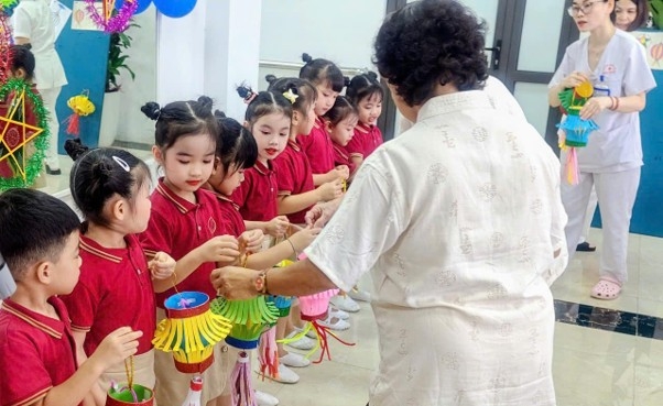 Người cao tuổi trao tặng đèn lồng tự làm cho các cháu thiếu nhi Người cao tuổi trao tặng đèn lồng tự làm cho các cháu thiếu nhi