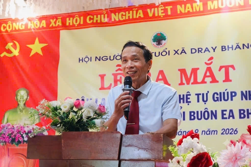 ông Nguyễn Hồng Khanh, Chủ tịch Hội NCT xã Dray Bhăng phát biểu tại lễ phát động tháng hành động vì NCT Việt Nam xã Dray Bhăng năm 2026.