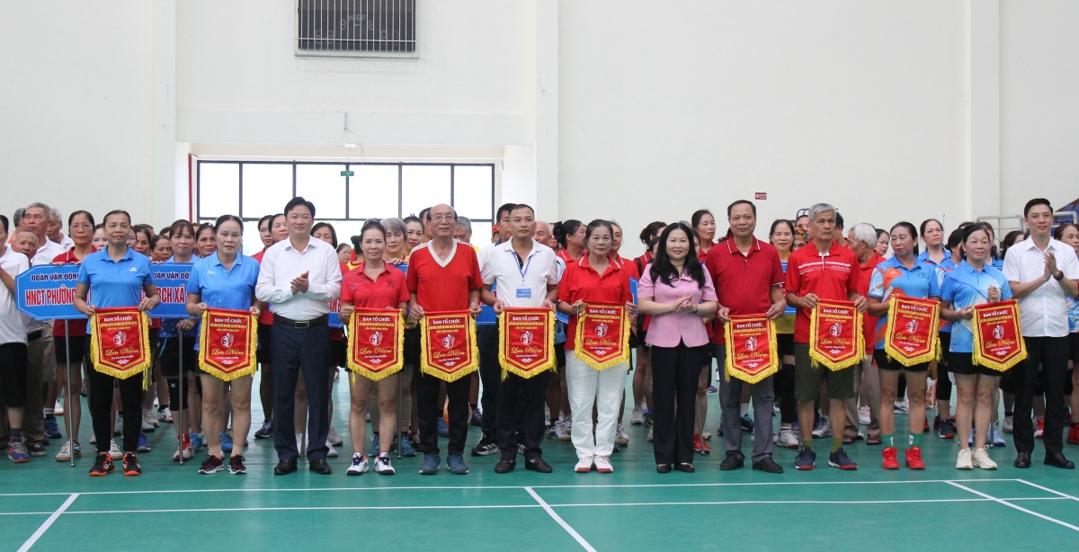 Trong khuôn khổ chương trình, Giải Bóng chuyền hơi NCT tỉnh Lào Cai lần thứ I năm 2026 diễn ra trong hai ngày 25 - 26/9 tại Nhà thi đấu Liên đoàn Lao động tỉnh. Giải tạo sân chơi để NCT rèn luyện sức khỏe, giao lưu, tăng cường tình đoàn kết, đồng thời khuyến khích phong trào thể dục, thể thao trong NCT. Từ chăm sóc sức khỏe, bảo đảm an sinh đến tạo môi trường sinh hoạt, giao lưu và phát huy vai trò xã hội, công tác NCT ở Lào Cai đang hướng tới mục tiêu để NCT được quan tâm, có điều kiện sống khỏe, sống vui và tiếp tục đóng góp phù hợp với khả năng. Trong khuôn khổ chương trình, Giải Bóng chuyền hơi NCT tỉnh Lào Cai lần thứ I năm 2026 diễn ra trong hai ngày 25 - 26/9 tại Nhà thi đấu Liên đoàn Lao động tỉnh. Giải tạo sân chơi để NCT rèn luyện sức khỏe, giao lưu, tăng cường tình đoàn kết, đồng thời khuyến khích phong trào thể dục, thể thao trong NCT. Từ chăm sóc sức khỏe, bảo đảm an sinh đến tạo môi trường sinh hoạt, giao lưu và phát huy vai trò xã hội, công tác NCT ở Lào Cai đang hướng tới mục tiêu để NCT được quan tâm, có điều kiện sống khỏe, sống vui và tiếp tục đóng góp phù hợp với khả năng.