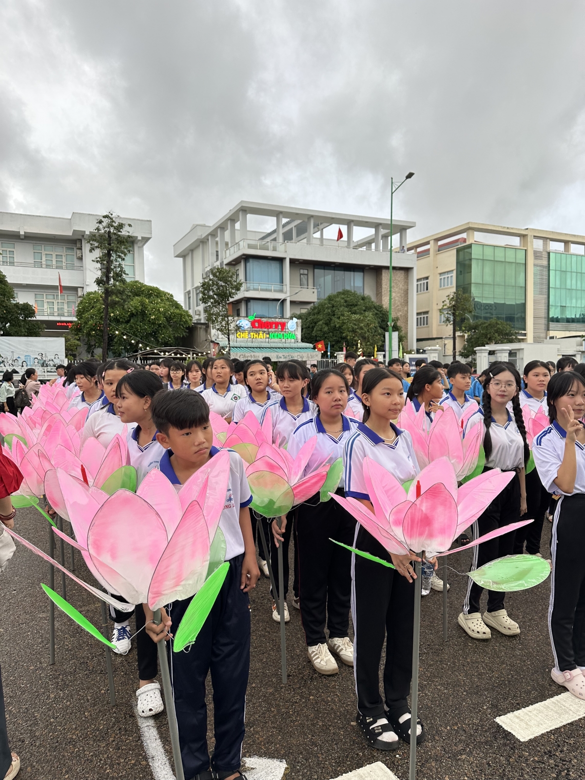Lồng đèn nhỏ hoa sen tại Lễ hội Trung thu Lồng đèn nhỏ hoa sen tại Lễ hội Trung thu