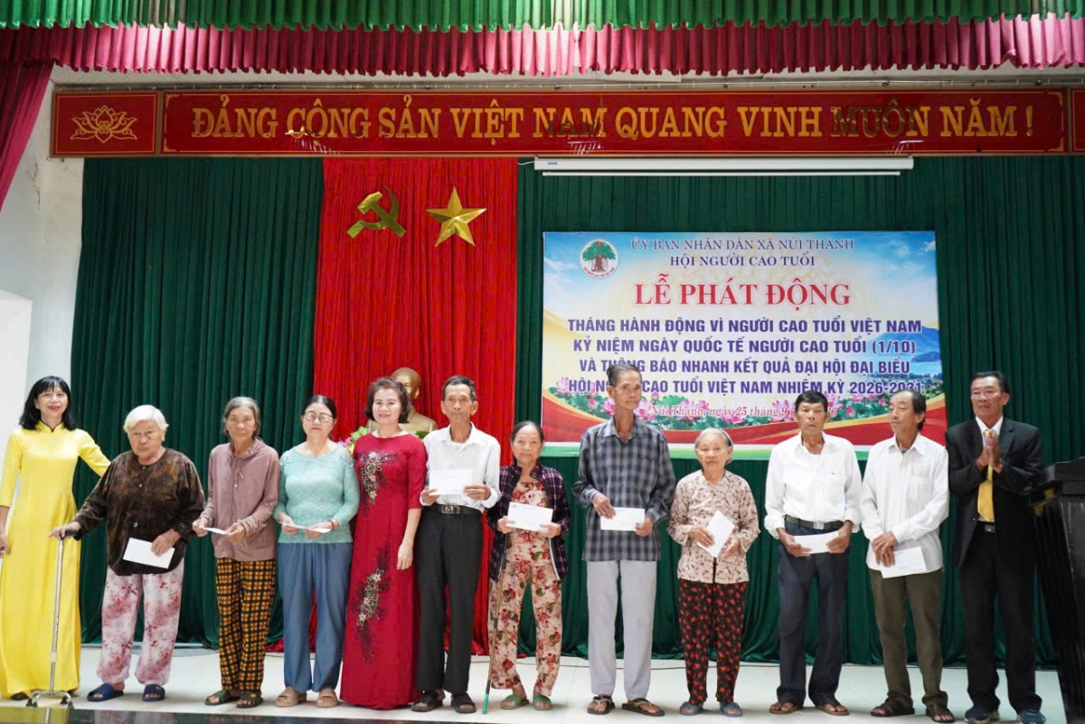Tặng quà NCT hoàn cảnh khó khăn xã Núi Thành Tặng quà NCT hoàn cảnh khó khăn xã Núi Thành