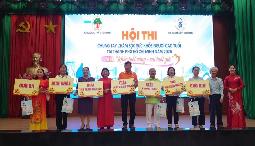Ban tổ chức và Ban giám khảo trao giải cho các đội Ban tổ chức và Ban giám khảo trao giải cho các đội