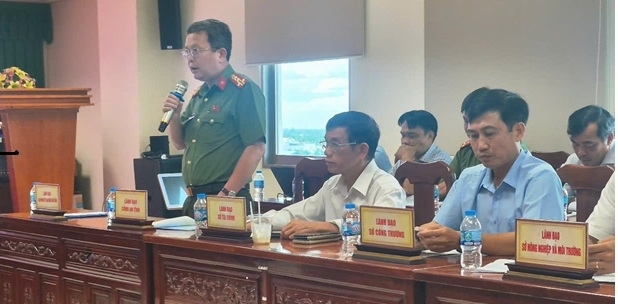 Đại diện lãnh đạo các sở, ngành thông tin tình hình các lĩnh vực đến các cơ quan báo chí