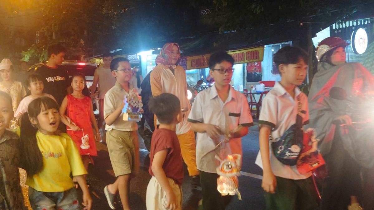 Ấm áp đêm hội Trung thu ở Khu phố 27, phường Tân Hưng Ấm áp đêm hội Trung thu ở Khu phố 27, phường Tân Hưng