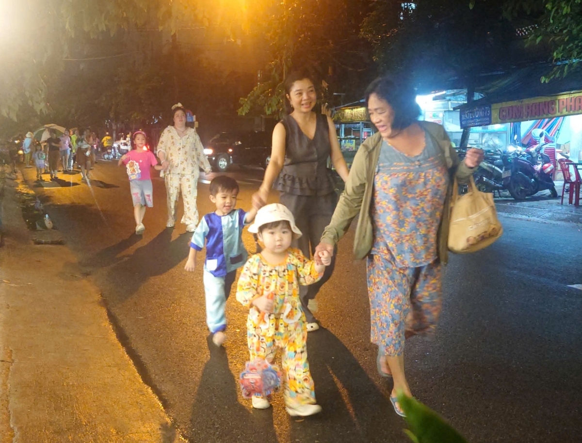 Ấm áp đêm hội Trung thu ở Khu phố 27, phường Tân Hưng Ấm áp đêm hội Trung thu ở Khu phố 27, phường Tân Hưng