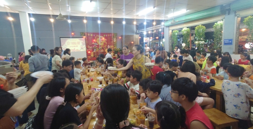Các em nhỏ được tặng lồng đèn, tặng quà, phá cỗ Các em nhỏ được tặng lồng đèn, tặng quà, phá cỗ