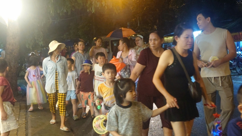 Các em nhỏ được Ban tổ chức, bố mẹ đưa đi rước đèn Trung thu qua các con phố Các em nhỏ được Ban tổ chức, bố mẹ đưa đi rước đèn Trung thu qua các con phố