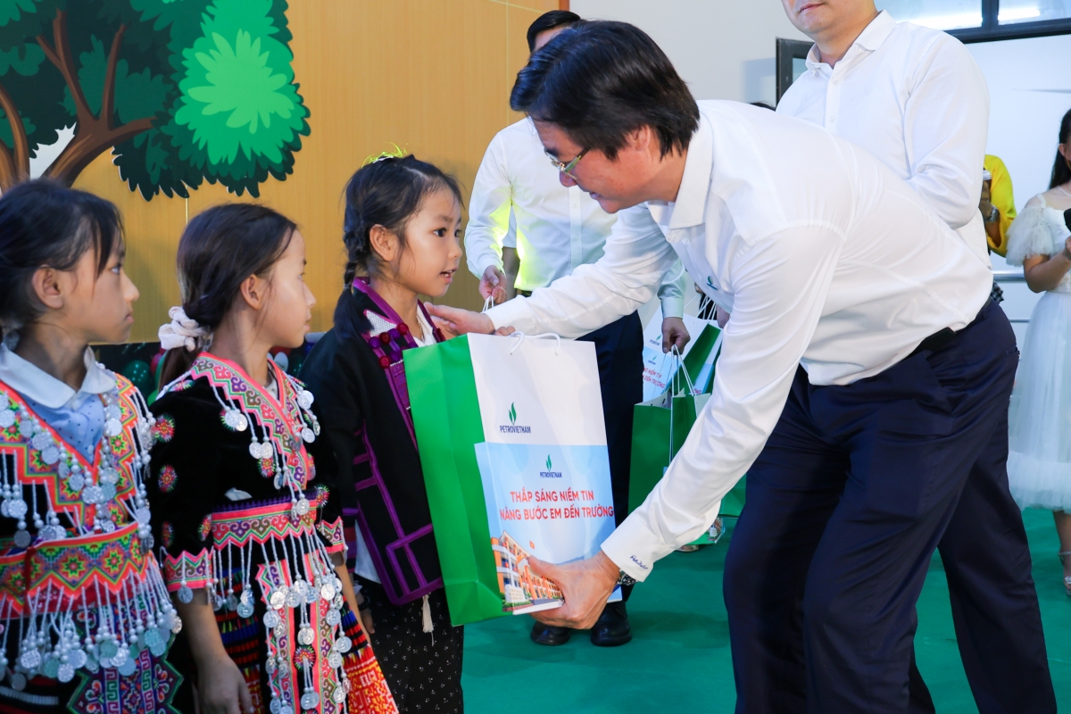 Tặng quà cho các em học sinh