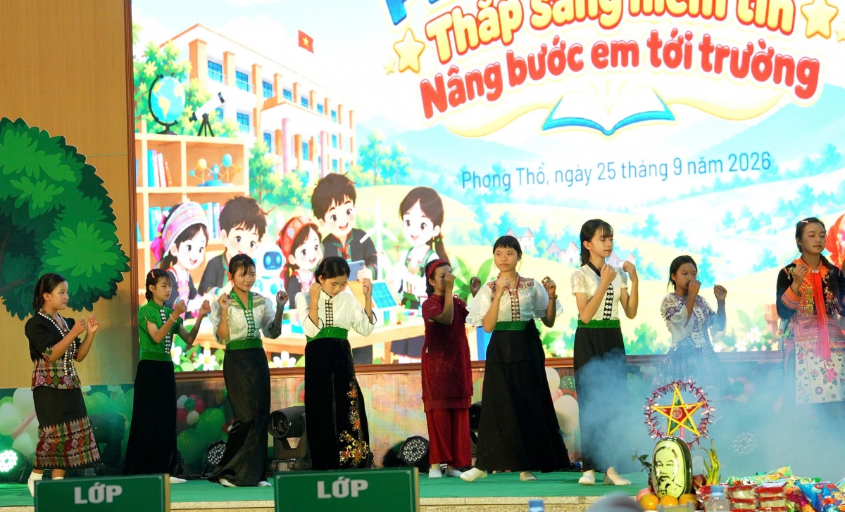 Tiết mục biểu diễn của các em học sinh 