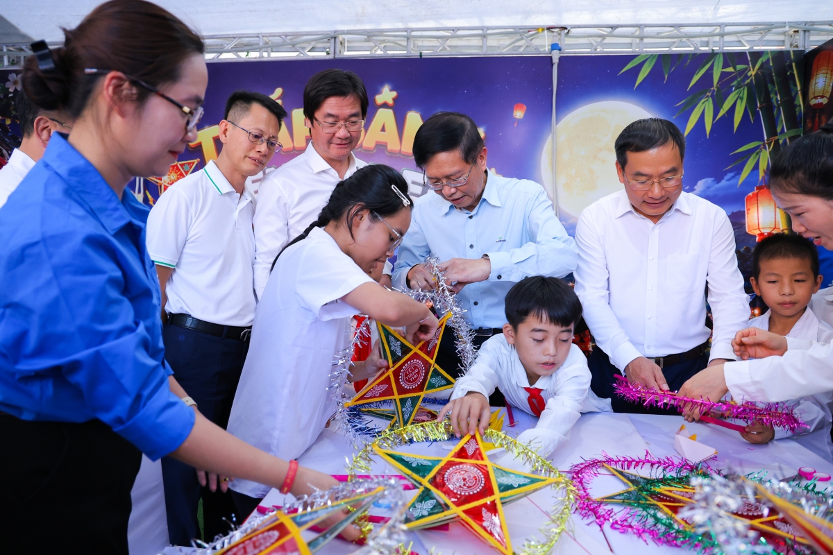 Các đại biểu lãnh đạo thăm quan các gian trải nghiệm lễ hội Trung thu