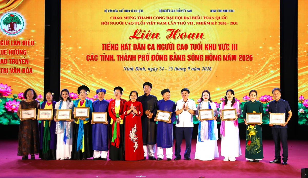 0 Ban tổ chức trao thưởng cho 10 tiết mục xuất sắc nhất