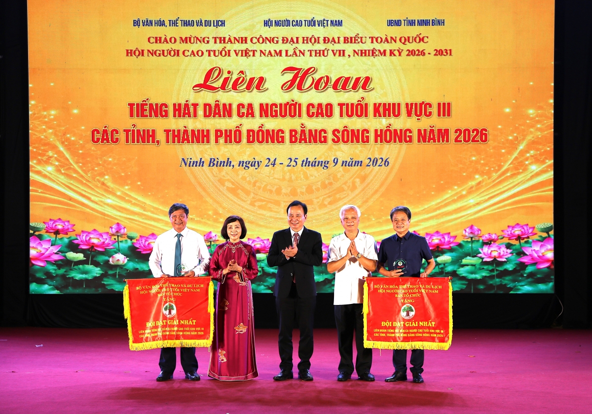 Ban tổ chức trao Giải Nhất cho Hội NCT TP Hà Nội và Hội NCT TP Bắc Ninh