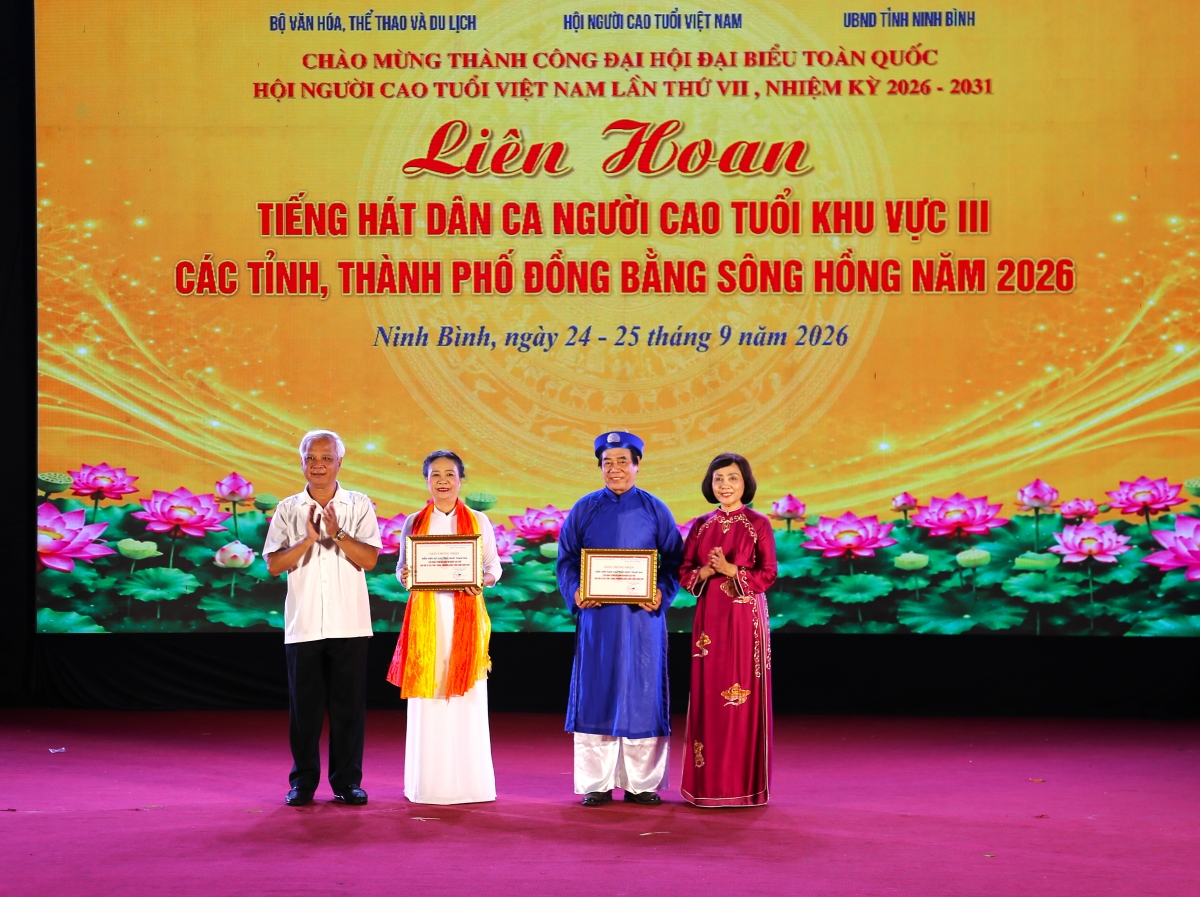 Ban tổ chức trao thưởng cho nam và nữ diễn viên cao tuổi nhất