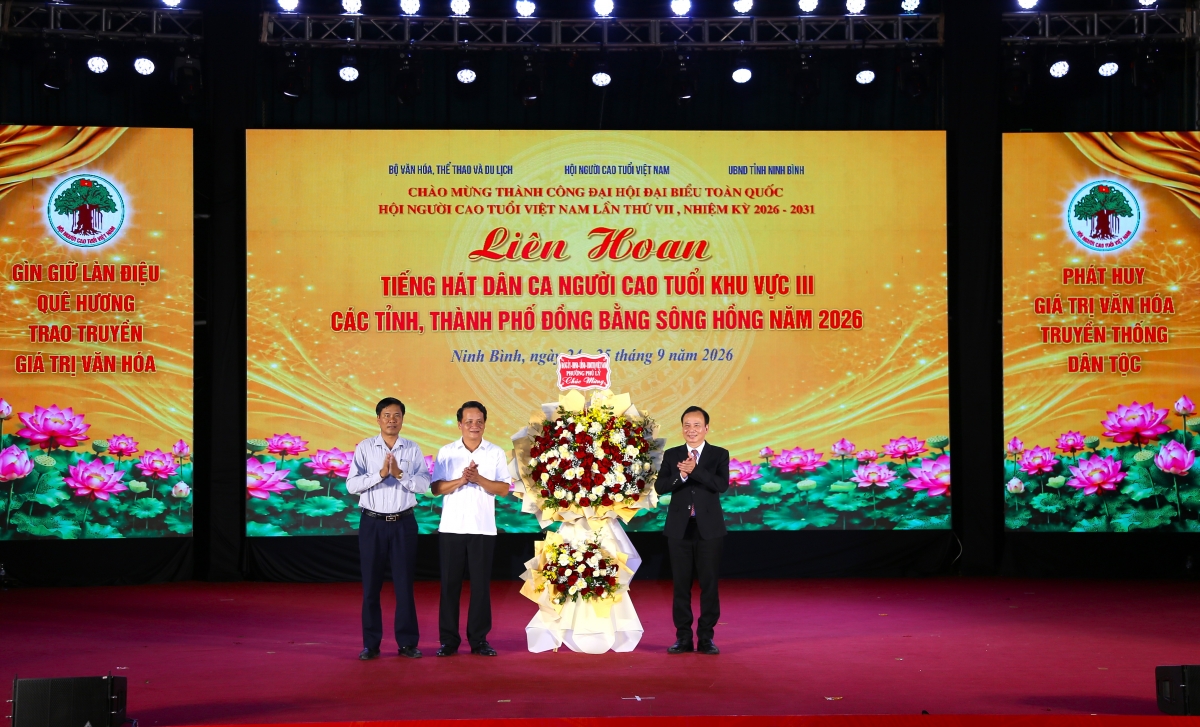Lãnh đạo phường Phủ Lý tặng hoa chúc mừng