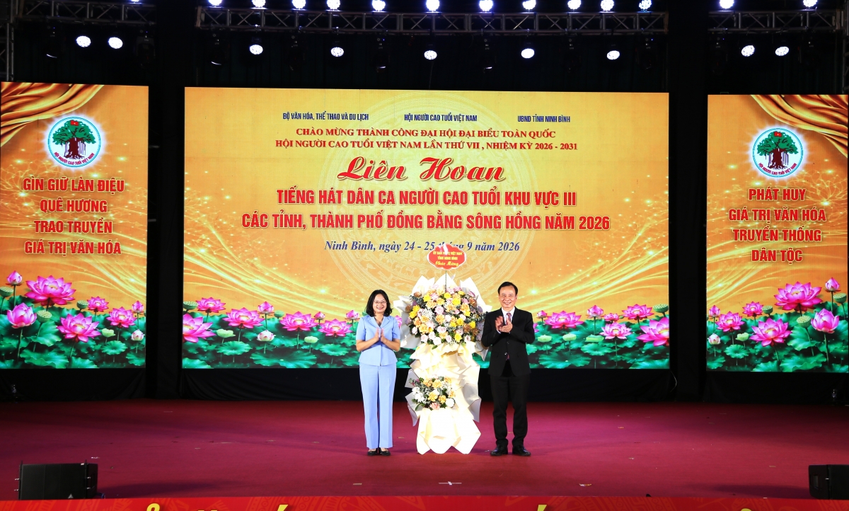 Lãnh đạo tỉnh Ninh Bình tặng hoa chúc mừng