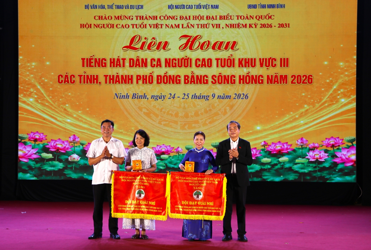 Trao Giải Nhì cho Hội NCT TP Hải Phòng và Hội NCT tỉnh Hưng Yên