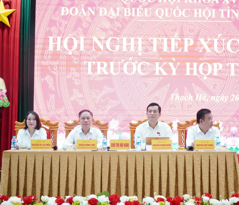Đồng chí Nguyễn Thành Đồng - Ủy viên BTV Tỉnh ủy, Chủ tịch Ủy ban MTTQ tỉnh; đồng chí Trần Đình Gia - Phó Trưởng đoàn chuyên trách Đoàn ĐBQH tỉnh và lãnh đạo xã Thạch Hà chủ trì hội nghị.