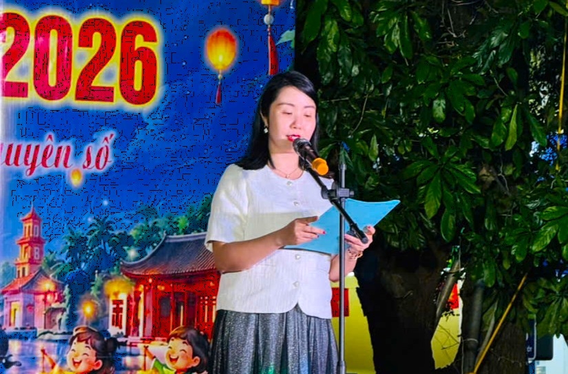 Đồng chí Hoàng Minh Hằng, Đảng ủy viên, Phó Chủ tịch Ủy ban MTTQ xã, Bí thư Đoàn thanh niên đọc thư chúc Tết của Tổng Bí thư-Chủ tịch nước Tô Lâm