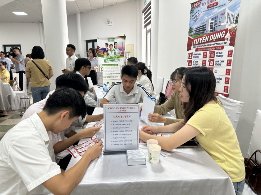 Người lao động đến phiên GDVL để tìm kiếm cơ hội việc làm