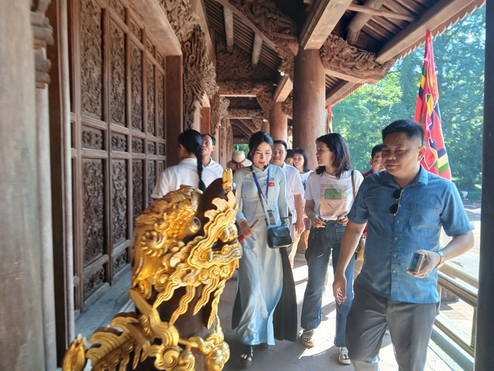 Đông đảo du khách về Di tích quốc gia đặc biệt Lam Kinh trước ngày khai hội
